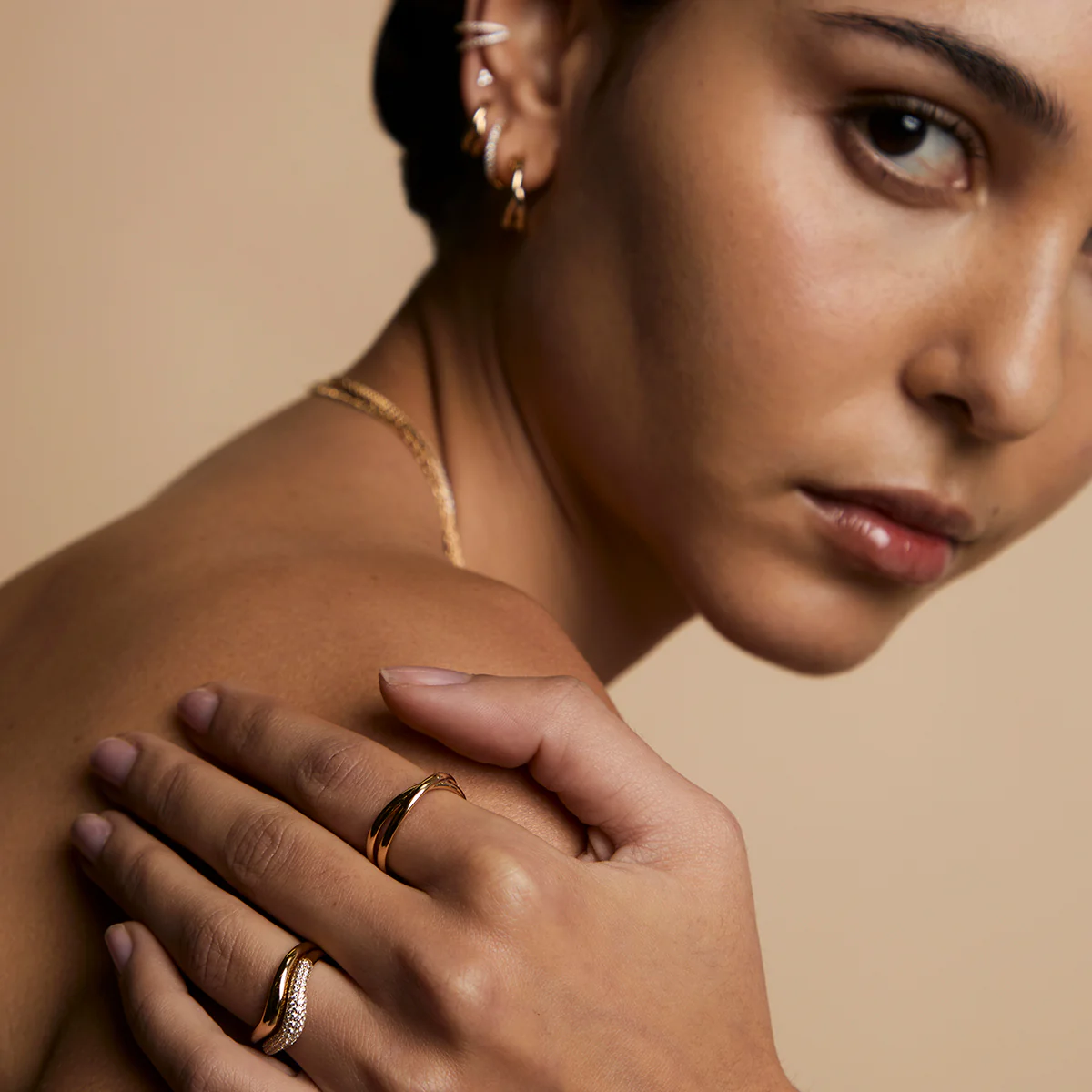 Crossover Illusion Band Ring in Gold - Image 6
