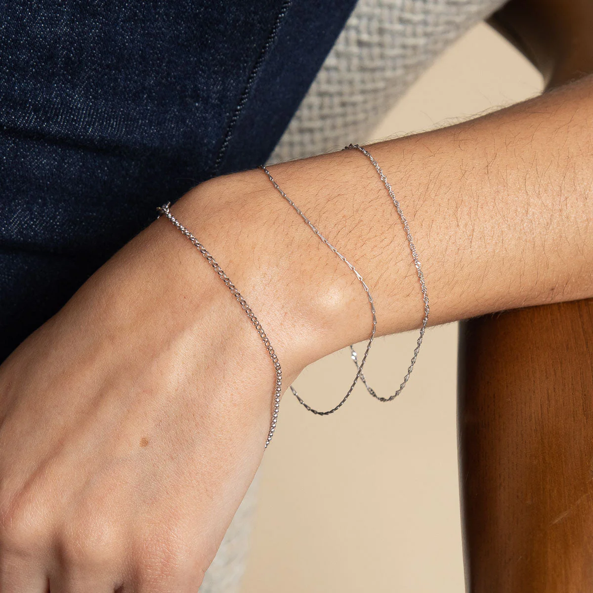 Marylebone Story Chain Bracelet in Solid White Gold - Image 3